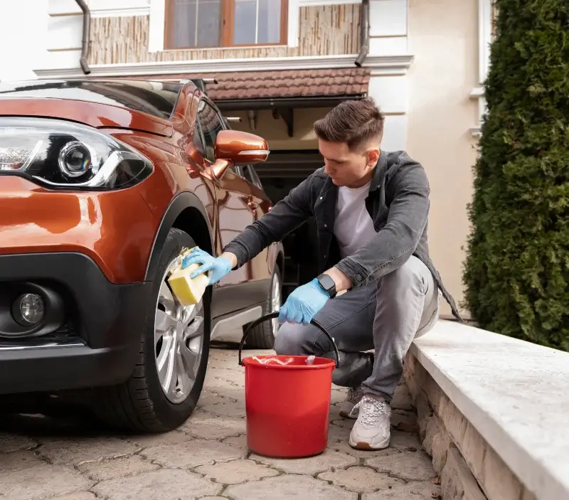 Lavage auto à domicile Cabariot : professionnel intervenant sur un véhicule